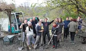 Voluntariat en un camp de renovació de boscos.