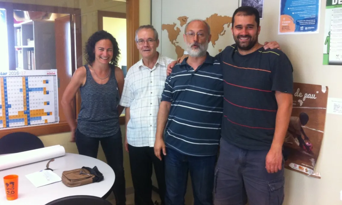 A la dreta de l'imatge, Xavier Costa, responsable de projectes de l'ONGD Vols. 