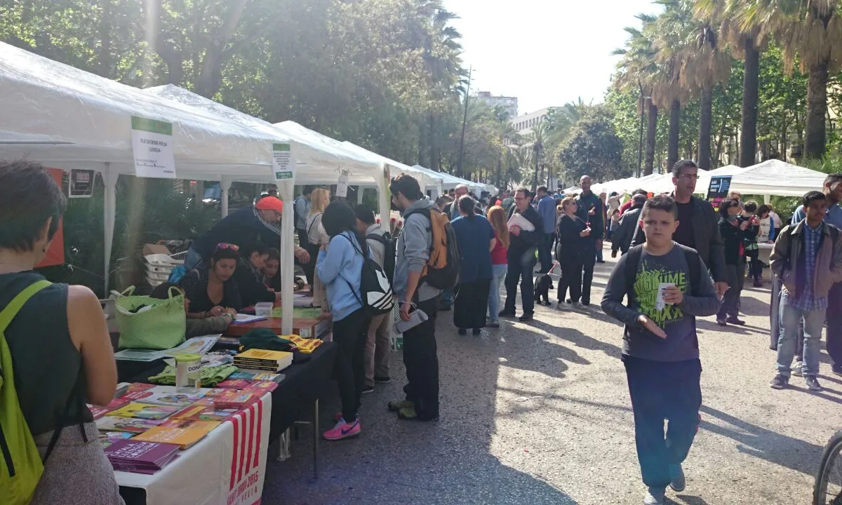 Mostra d'entitats a la rambla del Raval
