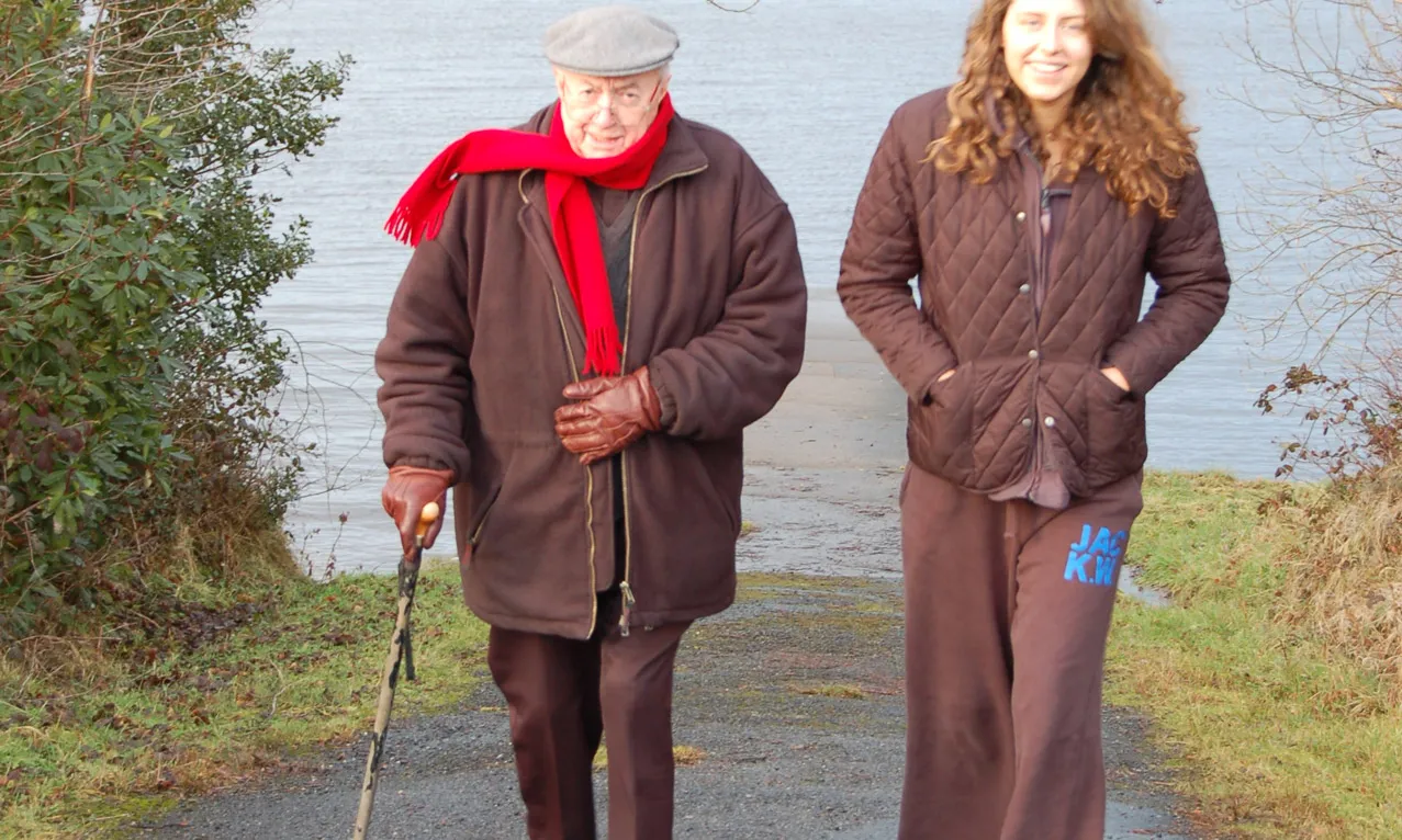 Noia amb persona gran