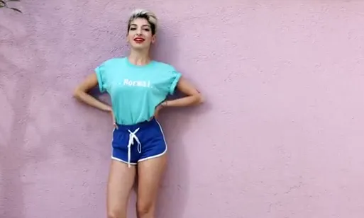 Fotograma del curtmetratge "Normal"