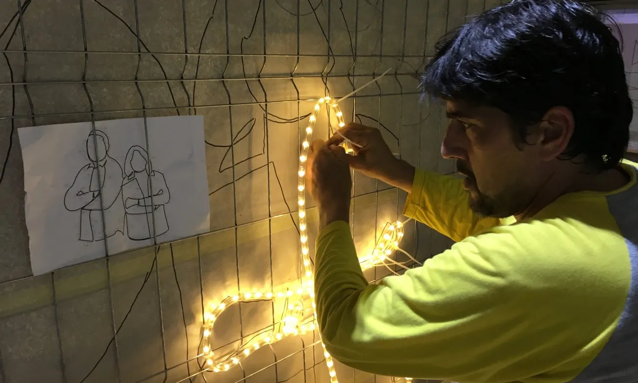 Creant les lluminàries de Nadal, al projecte #RavalKm0