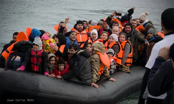 Embarcació amb persones refugiades intentant arribar a costes europees