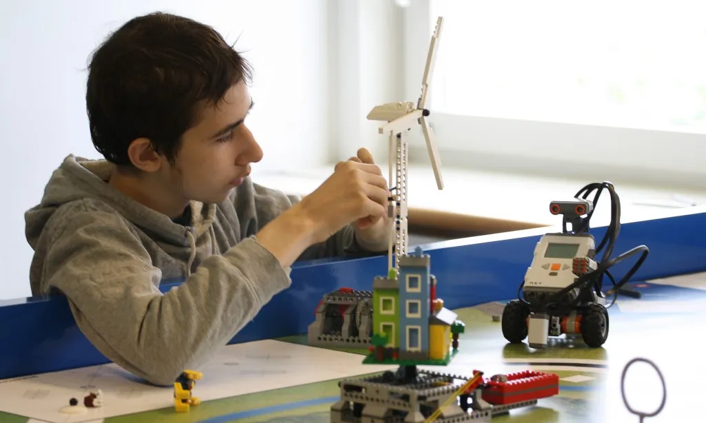Persona amb autisme en una formació amb figures de Lego.