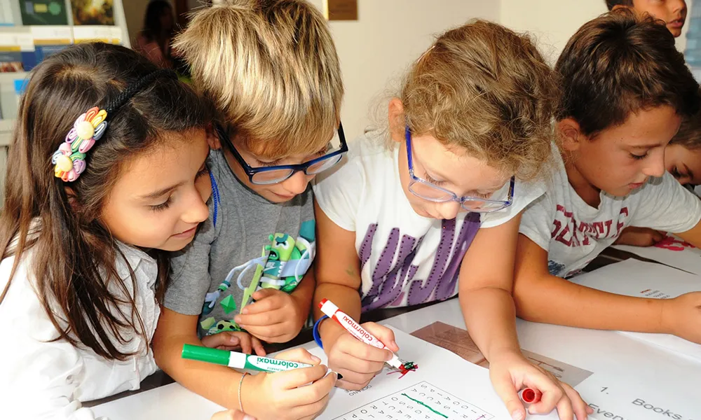 Infants aprenent sobre ciència
