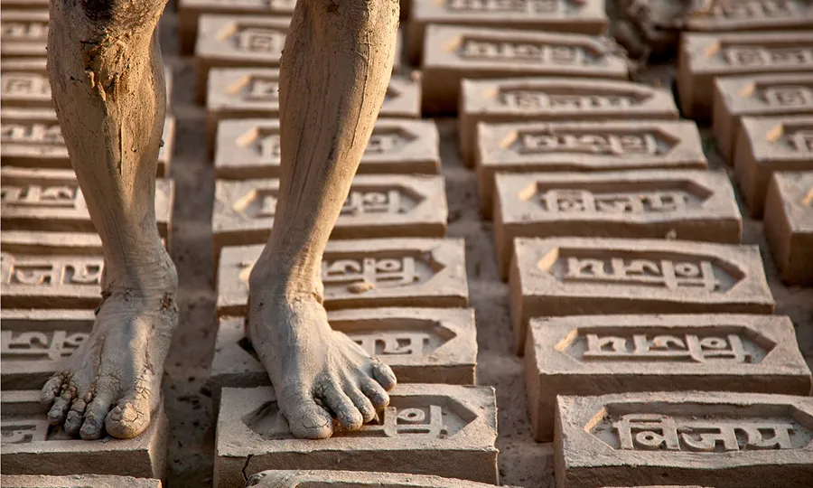 El tràfic d'éssers humans és un exemple d'esclavitud moderna. 