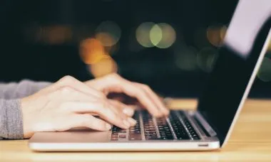 Escrivint en un ordinador portàtil