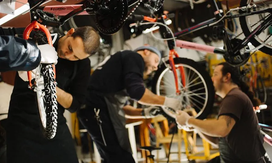 Reparant bicicletes a Biciclot