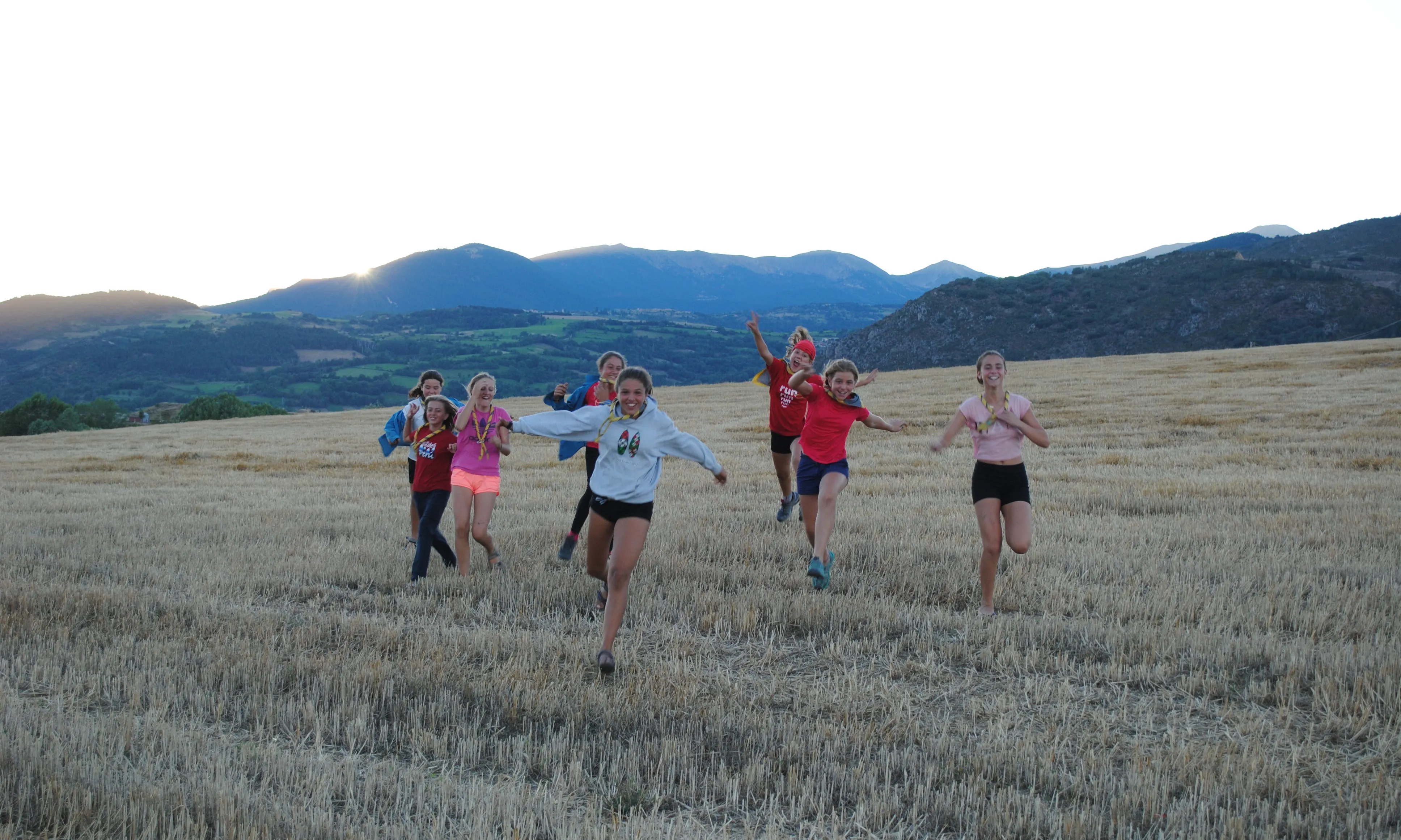 Un grup d'escoltes jugant al camp