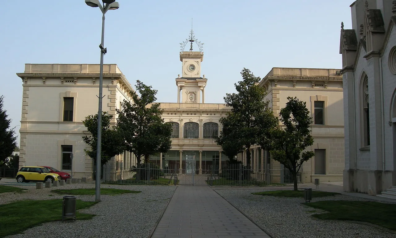Edifici del centre assistencial creat pel doctor Pujadas, actualment seu de la Cúria de la Província d'Aragó de l'Orde Hospitalari de Sant Joan de Déu