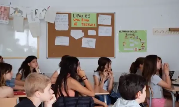 Alumnes a classe. Fotograma del documental