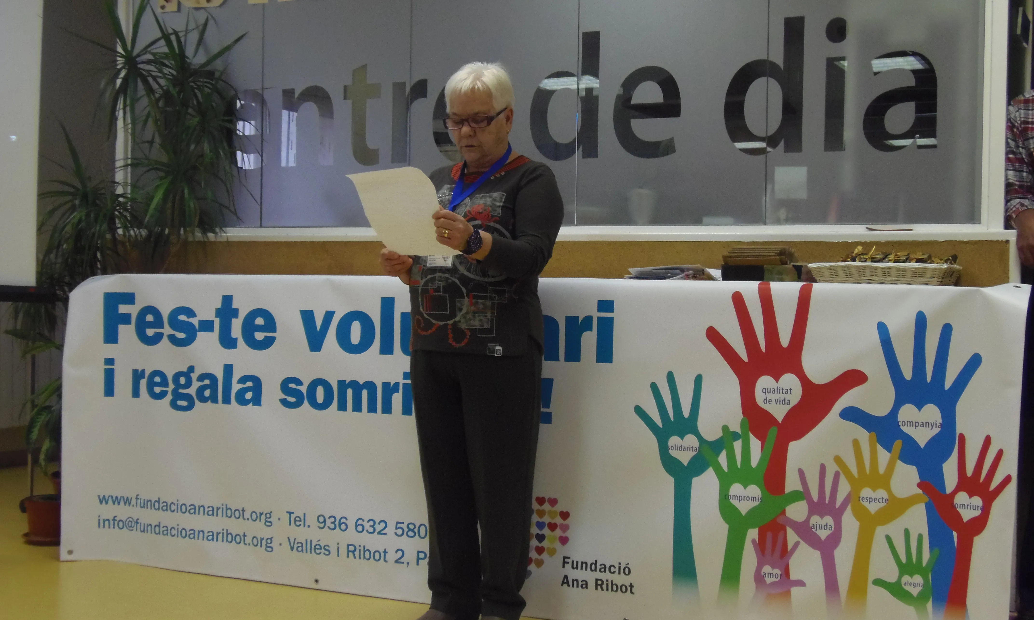 La voluntària més antiga de l'entitat, llegint un comunicat.