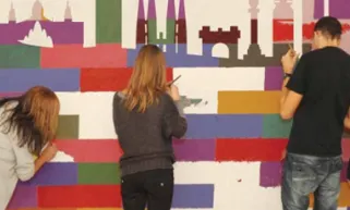 Joves fent un mural