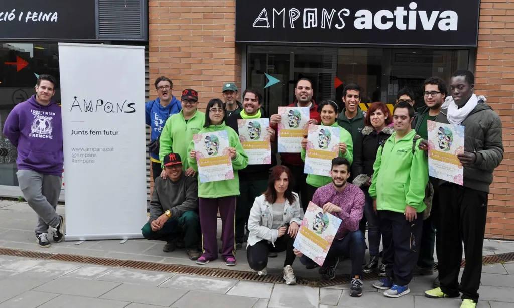 Usuaris d'AMPANS presentant la seva participació al Psychodelic Dance Festival 