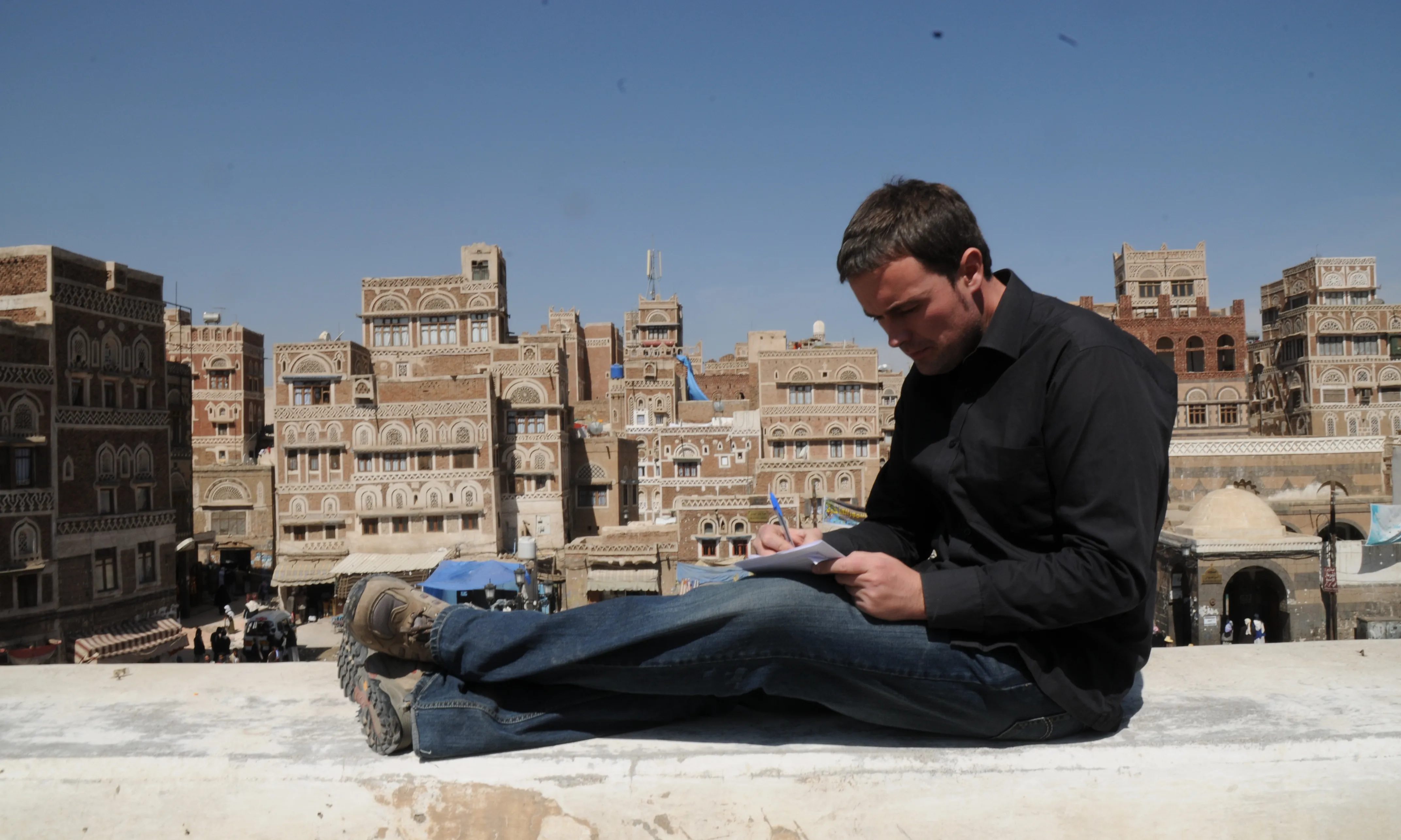 Mikel Ayestaran treballant a Sanà (Iemen)