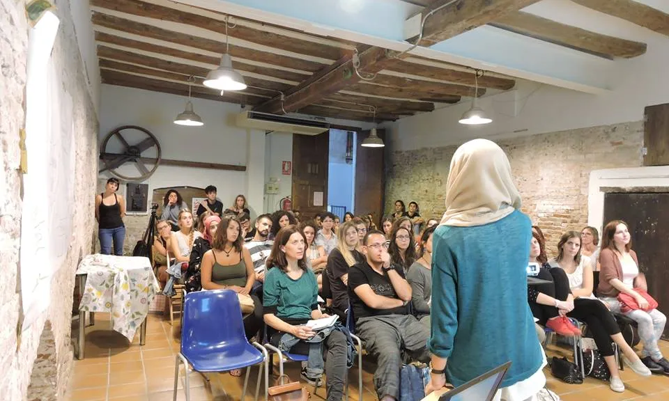 Imatge de la xerrada que va tenir lloc al local del Servei Civil Internacional