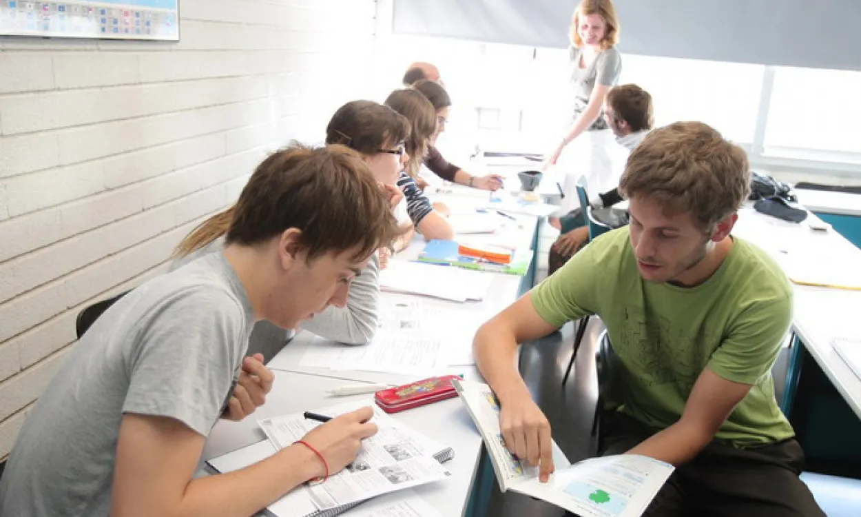 Dos alumnes en una aula