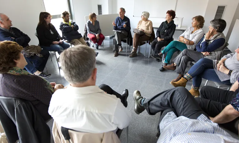 Reunió persones assegudes