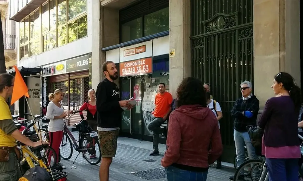 Un guia explicant a les persones que participen en una ruta