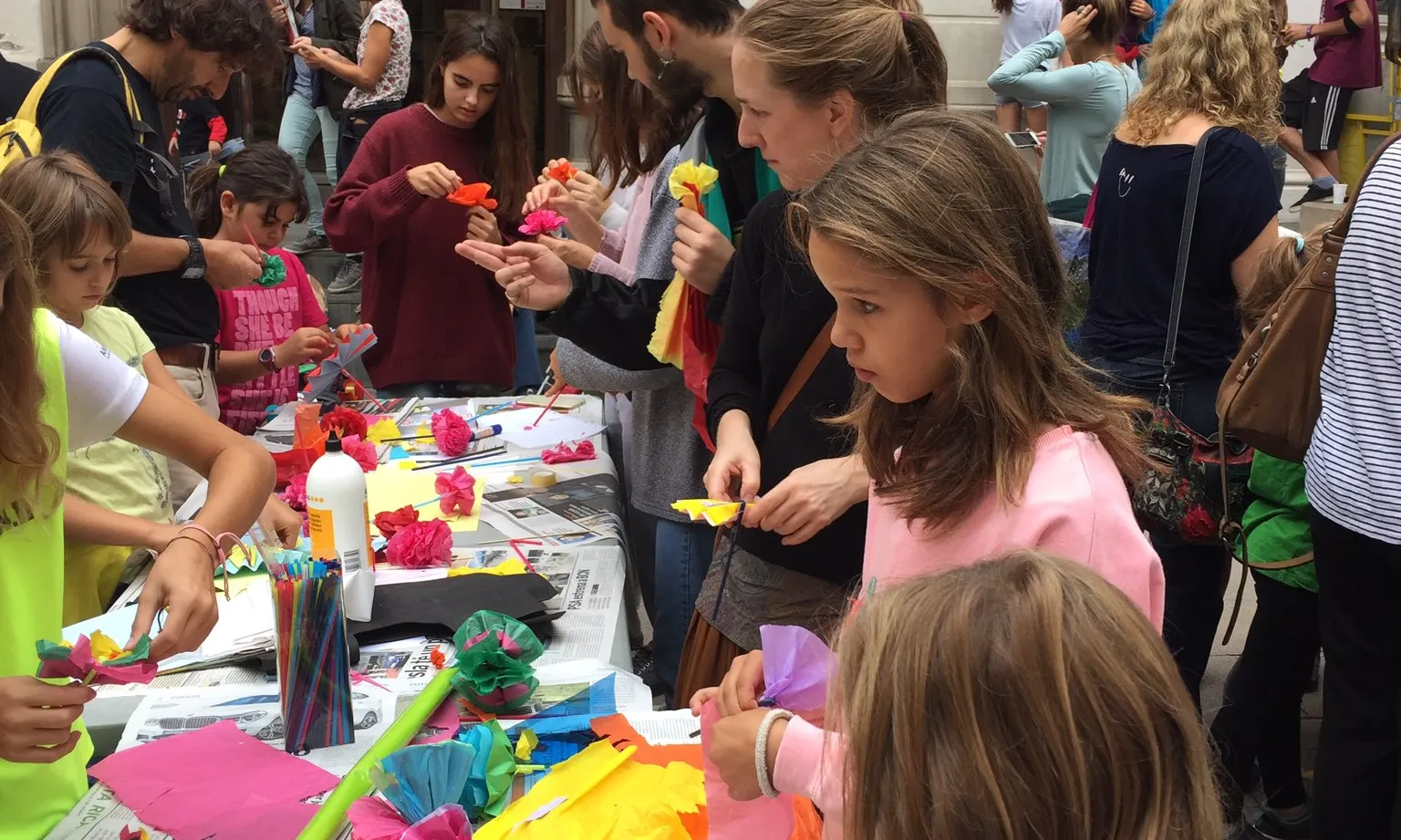 La comunitat educativa fent flors per dipositar a l'Escola Dolors Monserdà Santapau de Vallvidrera
