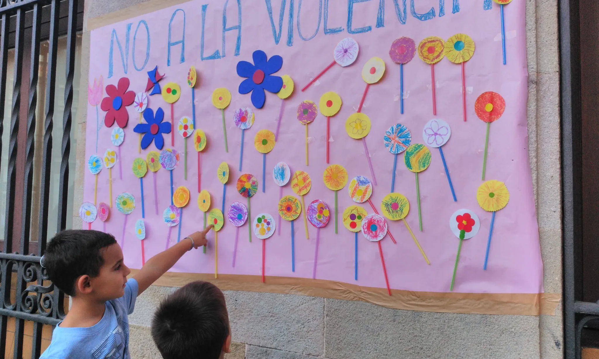 Mural fet per infants a la Plaça Orfila de Barcelona