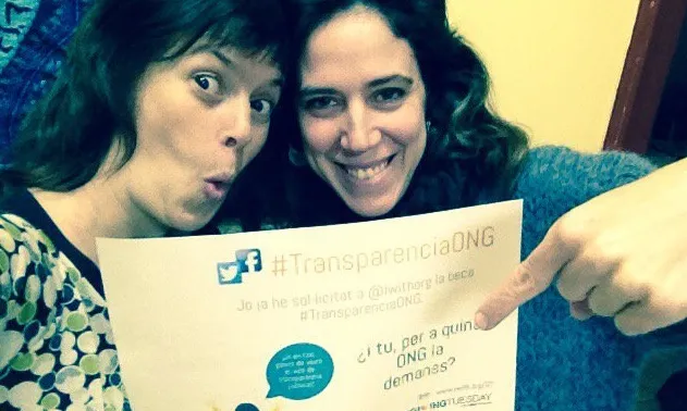 Laia Bernués, a l'esquerra de la imatge, demanant la Beca TransparènciaONG.