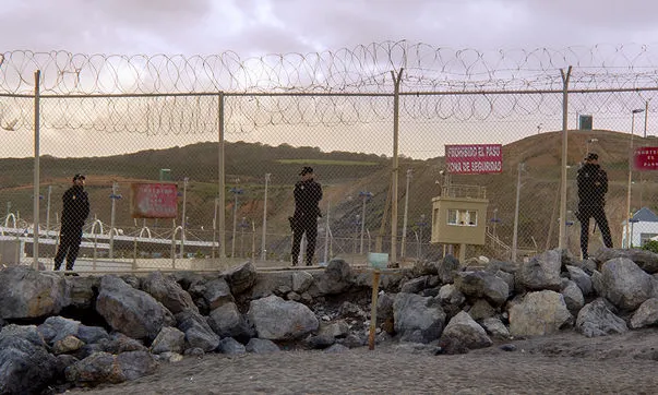 Policia Nacional custodiant el pas fronterer del Tarajal, a Ceuta 