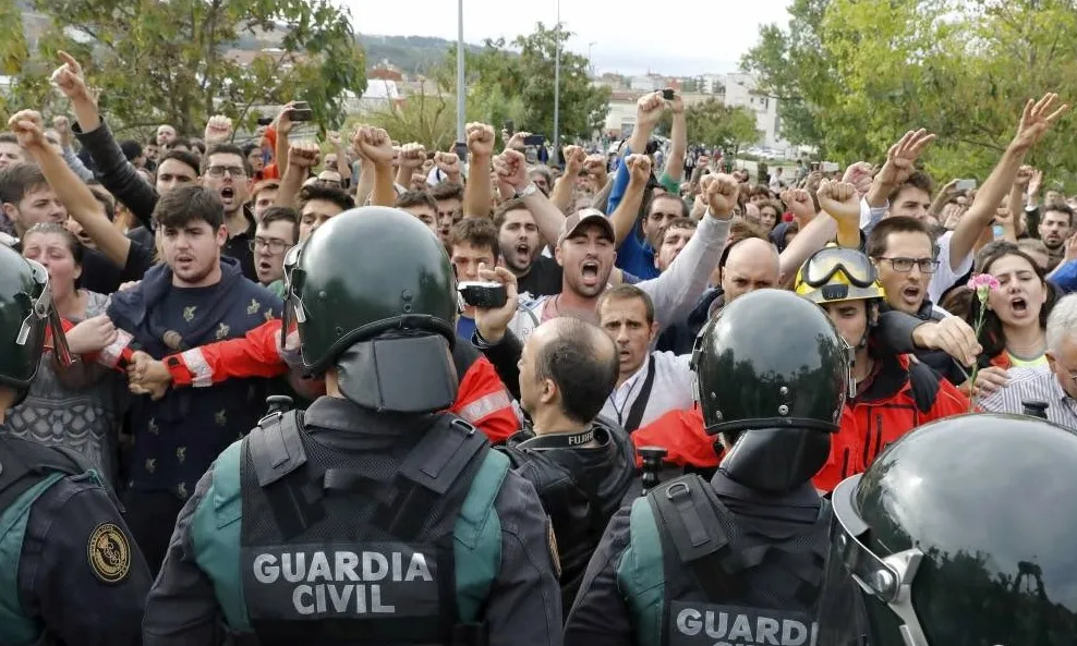 Oposició pacífica a les forces policials de l'Estat. 