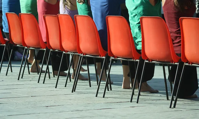 Cadires vermelles. Imatge amb llicència CC BY 2.0 (https://creativecommons.org/licenses/by/2.0/#)