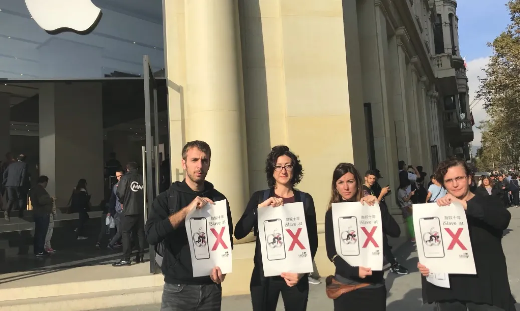 Moment de l'acció en el dia del llançament de l'iPhone X.
