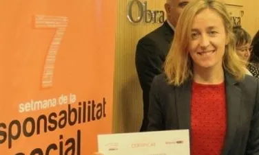 Anna Corbella mostrant l'etiqueta més responsable