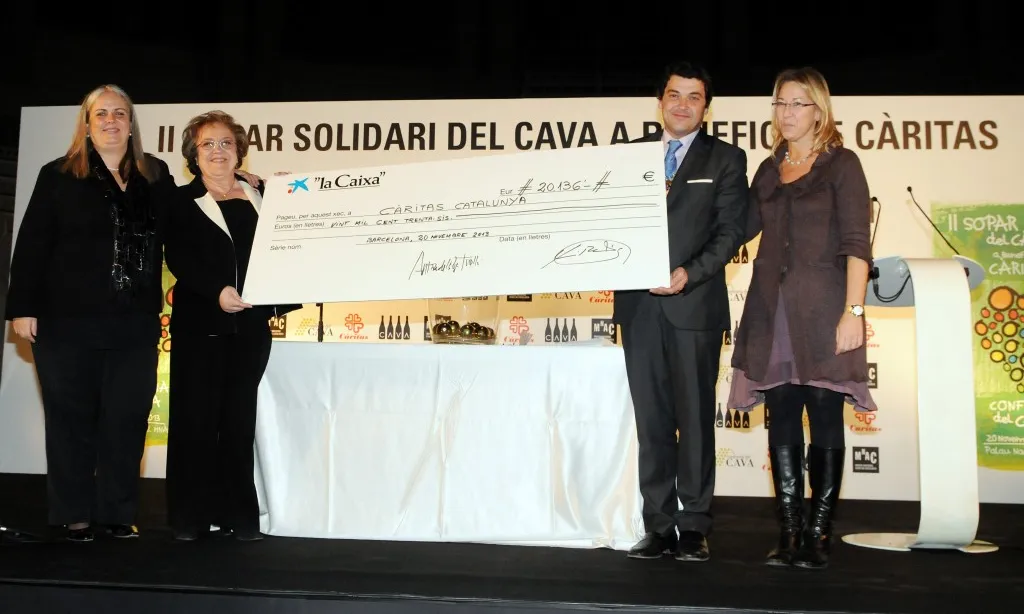 Imatge de l'última edició de la Nit del Cava lliurant el xec solidari a Càritas