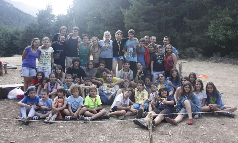 Infants i joves de l'Agrupació Escolta i Guia de Sant Adrià