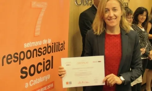 L'Anna Corbella mostrant l'Etiqueta Responsable