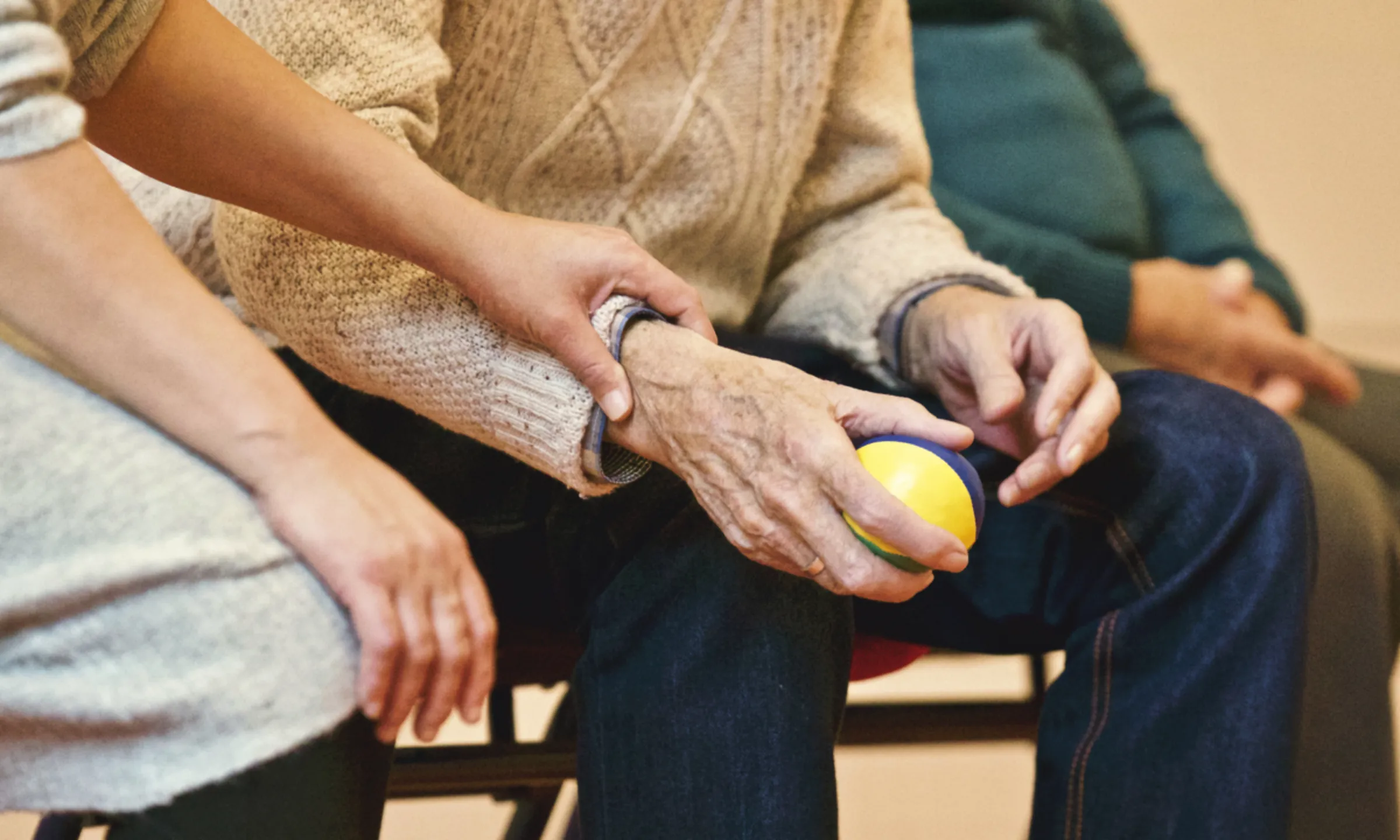 1.766 voluntaris i voluntàries donen suport als programes d’atenció a gent gran de la Creu Roja.