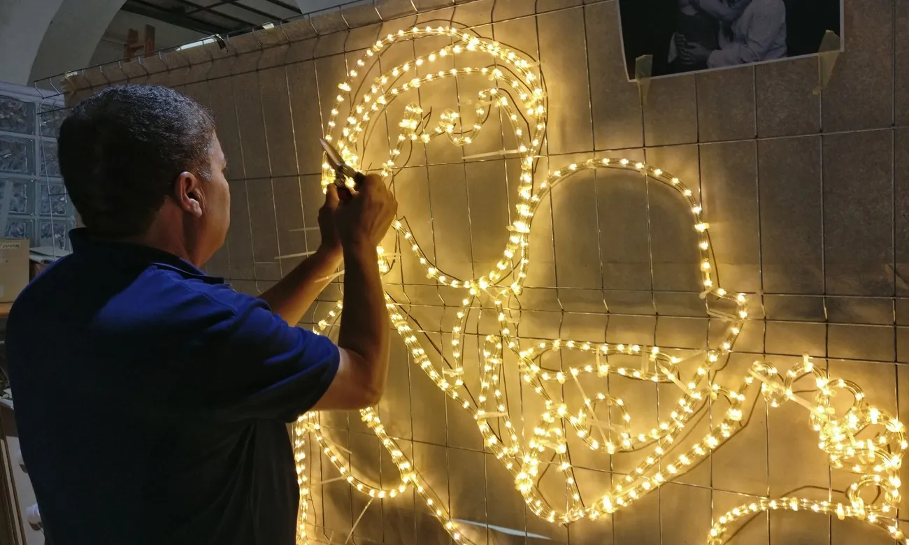 Creant llums de Nadal per als carrers del Raval
