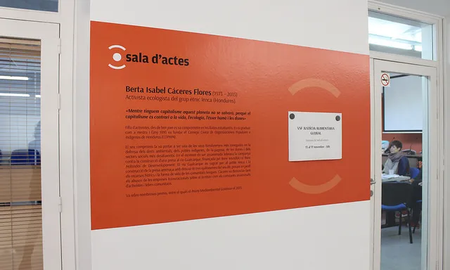 Plafó amb la biografia de Berta Isabel Cáceres Flores a Lafede.cat
