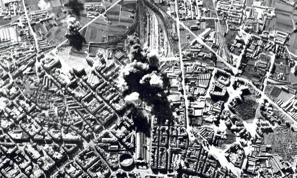 Vista aèria del bombardeig de l'Estació del Nord de València
