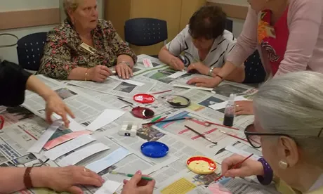 Participants en un programa de vellesa de Càritas