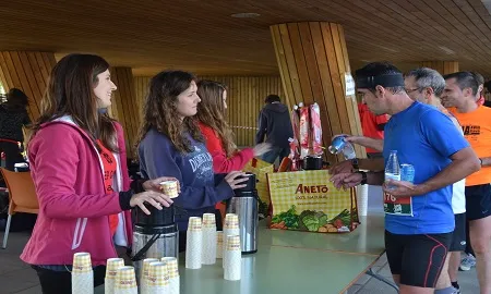 Voluntariat donant esmorzar