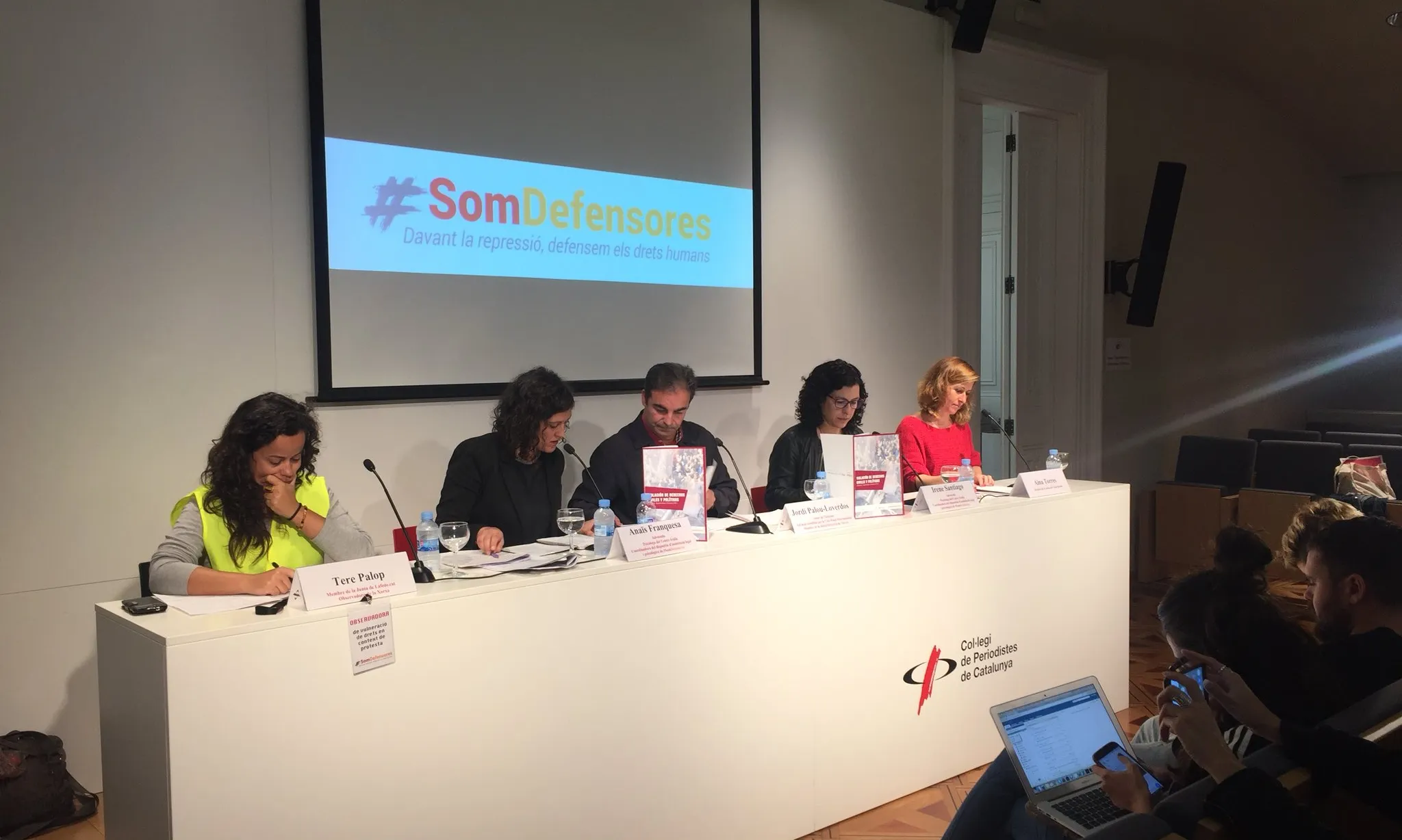 Membres de Som Defensores presentant l'informe sobre la violació de drets civils i polítics durant l'1 d'octubre