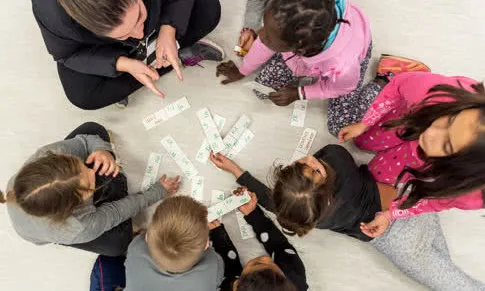 Infants fent una activitat a l'aula
