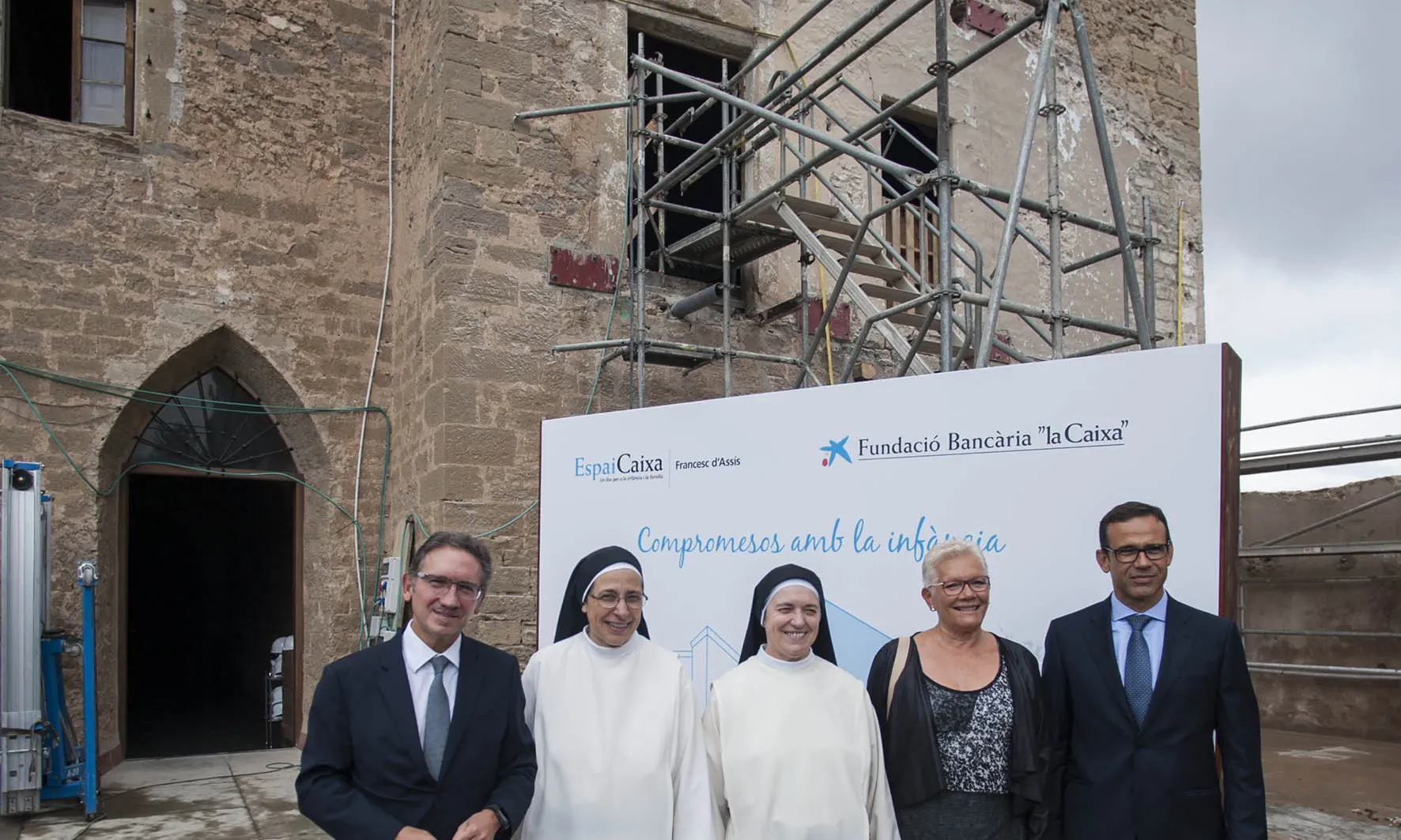 El director general de la Fundació Bancària "la Caixa", Jaume Giró, i Sor Lucía Caram en la presentació del nou espai a Manresa d'atenció integral a infants en situació de vulnerabilitat.