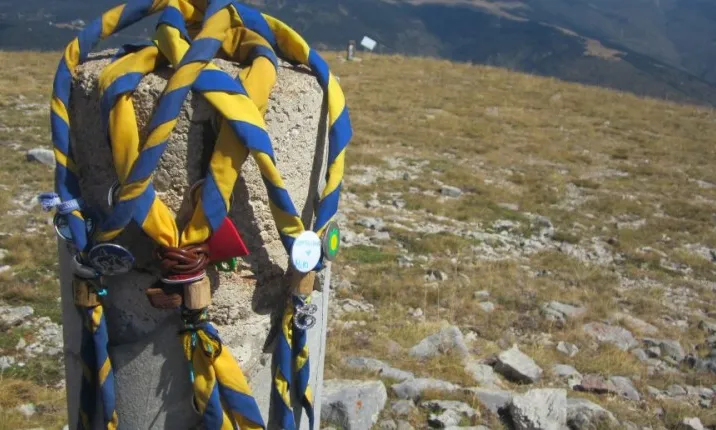 Fulards damunt d'una pedra al mig de la muntanya