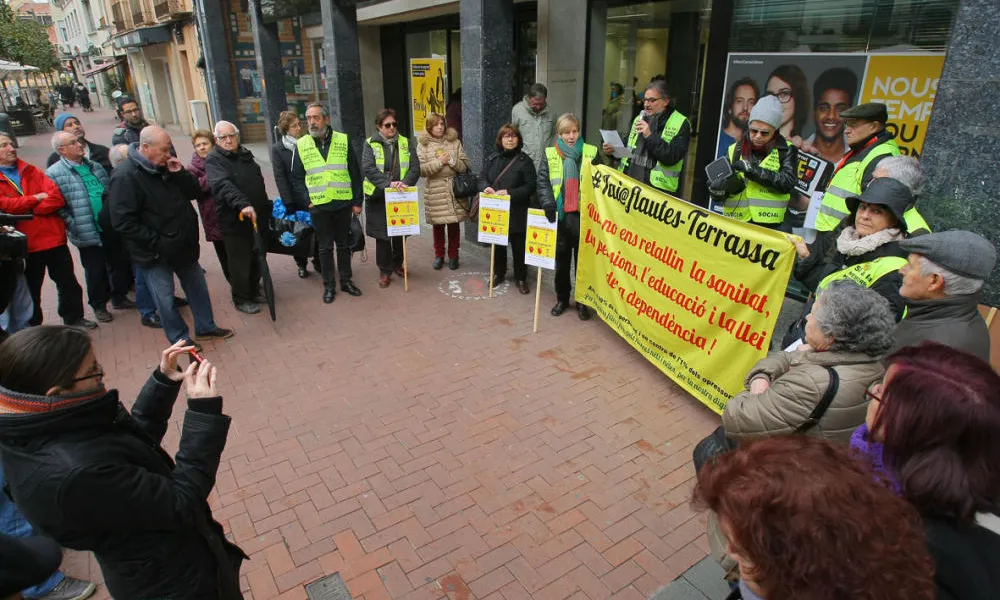 Acció dels Iaioflautes a La Caixa