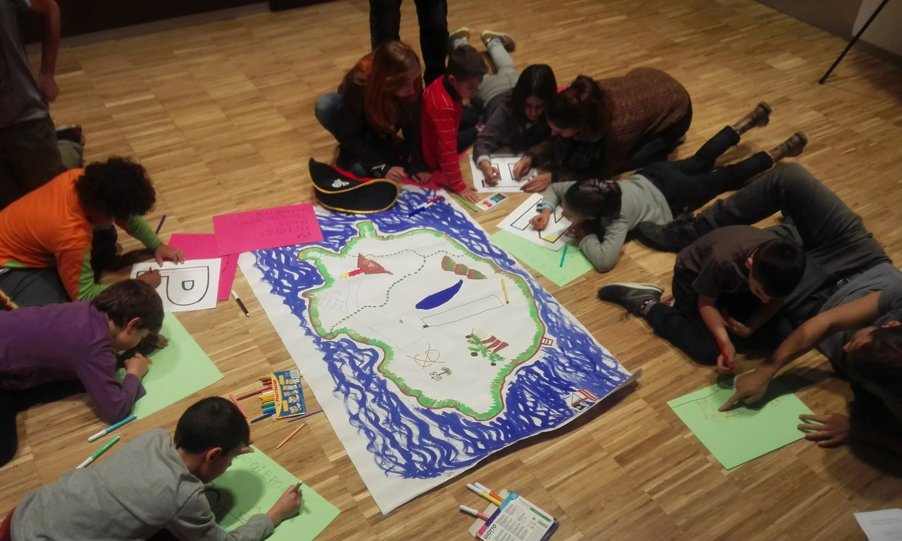 Participants del primer seminari del projecte fent un mural