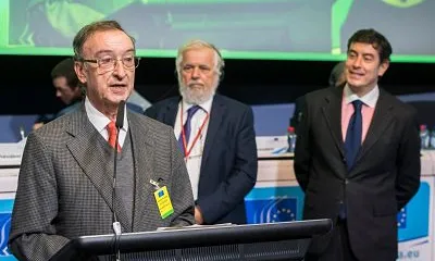 El President de l'Institut de Robòtica, Julio Molinario durant la cerimònia de lliurament del premi a Brussel·les.