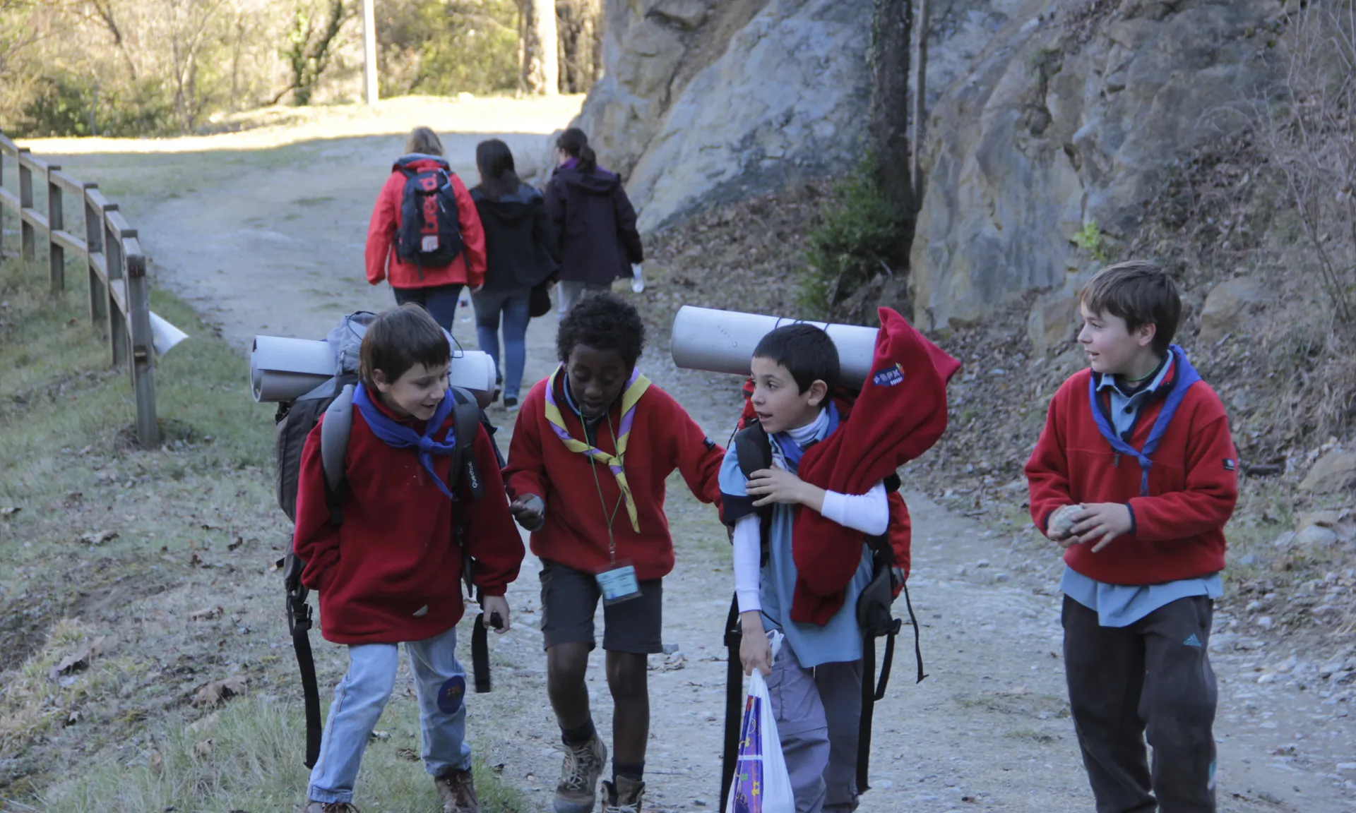 Infants caminant i carregant les motxilles durant una excursió del cau