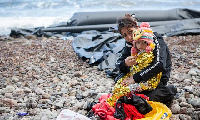 Una mare i el seu fill busquen un futur millor a Europa.