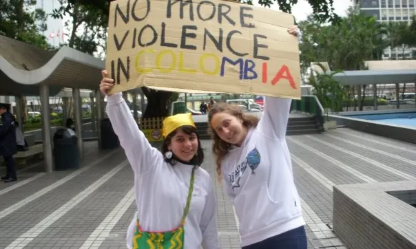 Dues dones reclamen no més violència a Colòmbia.